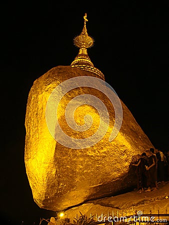 Kyaikhtiyo golden rock in Myanmar at night Stock Photo