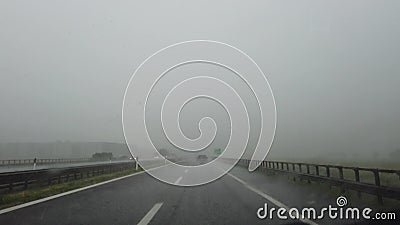 Körning på den italienska huvudvägen med hällregn K?rning av skottet, chauff?rpunkt av sikten arkivfilmer Körning på den italienska huvudvägen med hällregn K?rning av skottet, chauff?rpunkt av sikten arkivfilmer