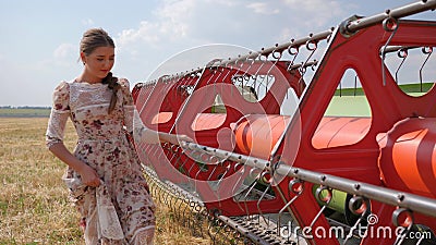 Junge Frau Im Kleid Barfuss Gehend Entlang Feld In Der Zeitlupe Stock Video Video Von Ausrustung Madchen 113808309