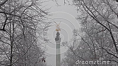 L'ange de la paix sur le dessus du monument de Friedensengel à Munich, Allemagne pendant le srorm de neige banque de vidéos L'ange de la paix sur le dessus du monument de Friedensengel à Munich, Allemagne pendant le srorm de neige banque de vidéos