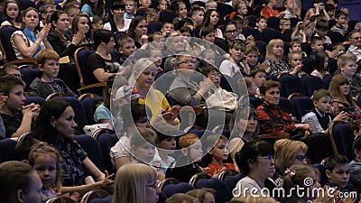 L'assistance a applaudi pour une représentation ou une présentation dans le théâtre Enfants et adultes semblables Théâtre du jeun banque de vidéos L'assistance a applaudi pour une représentation ou une présentation dans le théâtre Enfants et adultes semblables Théâtre du jeun banque de vidéos
