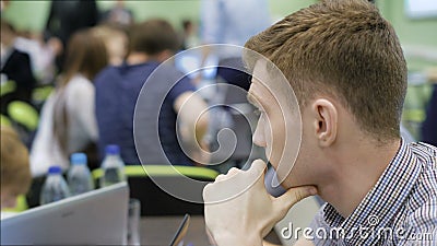 L'assistance à l'université Vacances de coupure Les étudiants communiquent et se préparent à la classe pratique banque de vidéos L'assistance à l'université Vacances de coupure Les étudiants communiquent et se préparent à la classe pratique banque de vidéos