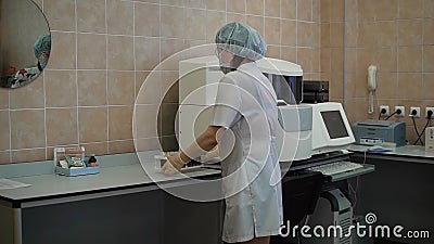 L'assistant féminin professionnel s'est habillé dans des gants de manteau blanc de laboratoire, de masque protecteur, de chapeau banque de vidéos L'assistant féminin professionnel s'est habillé dans des gants de manteau blanc de laboratoire, de masque protecteur, de chapeau banque de vidéos