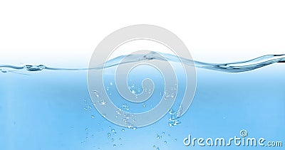 L'eau bleue de vague avec des bulles dans le réservoir sur le fond blanc, mouvement lent L'eau bleue de vague avec des bulles dans le réservoir sur le fond blanc, mouvement lent