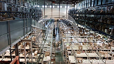 L'entrepôt à multiniveaux avec des boîtes en carton a arrangé sur les supports, production pharmaceutique L'entrepôt à multiniveaux avec des boîtes en carton a arrangé sur les supports, production pharmaceutique