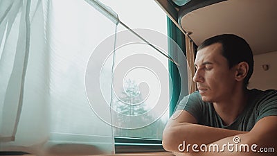 L'homme que le voyage monte le chemin de fer de train regarde la fen?tre Voyage de voyage de chemin de fer de mode de vie de trai banque de vidéos L'homme que le voyage monte le chemin de fer de train regarde la fen?tre Voyage de voyage de chemin de fer de mode de vie de trai banque de vidéos