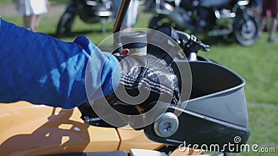 L'homme vérifie la poignée de motocyclette clip Une main du ` s d'homme tourne l'accélérateur Un tir en gros plan de la main qui clips vidéos L'homme vérifie la poignée de motocyclette clip Une main du ` s d'homme tourne l'accélérateur Un tir en gros plan de la main qui clips vidéos