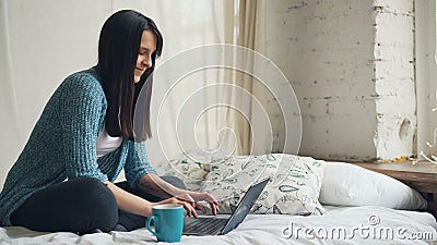 L'indépendante heureuse de belle femme travaille à la maison utilisant l'ordinateur portable et sourit regardant l'écran et appré banque de vidéos L'indépendante heureuse de belle femme travaille à la maison utilisant l'ordinateur portable et sourit regardant l'écran et appré banque de vidéos
