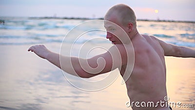 L'inscatolamento di pratica del giovane uomo muscolare si esercita alla spiaggia del mare Lo sportivo maschio è autodifesa pratic stock footage L'inscatolamento di pratica del giovane uomo muscolare si esercita alla spiaggia del mare Lo sportivo maschio è autodifesa pratic stock footage