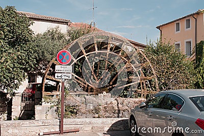 L`Isle-sur-la-Sorgue, Avignon, Vaucluse, Provence-Alpes-Cote d`Azur, France, September 24, 2018: Water wheel Editorial Stock Photo