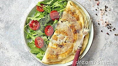 L'omelette classica dell'uovo è servito con il pomodoro ciliegia e l'insalata della rucola dal lato video d archivio L'omelette classica dell'uovo è servito con il pomodoro ciliegia e l'insalata della rucola dal lato video d archivio