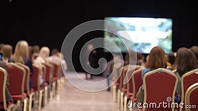 L'orateur dit le discours à la conférence Concept de formation de conférence de séminaire d'hommes d'affaires Affaires et esprit banque de vidéos L'orateur dit le discours à la conférence Concept de formation de conférence de séminaire d'hommes d'affaires Affaires et esprit banque de vidéos