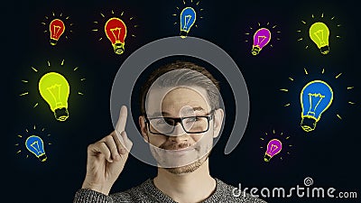 L'uomo creativo abile pensa ottiene un'idea, che salta su come lampade colorate simboliche di forma di animazione del fumetto sop archivi video L'uomo creativo abile pensa ottiene un'idea, che salta su come lampade colorate simboliche di forma di animazione del fumetto sop archivi video