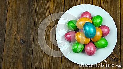 L'uomo mette su un piatto la Pasqua tinto ed ha dipinto le uova colorate durante un Pascha o la resurrezione domenica archivi video L'uomo mette su un piatto la Pasqua tinto ed ha dipinto le uova colorate durante un Pascha o la resurrezione domenica archivi video