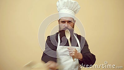 La barba e il cuoco pazzo di Chef fa una faccia buffa Cottura divertente Cuoca pronta a cucinare video d archivio La barba e il cuoco pazzo di Chef fa una faccia buffa Cottura divertente Cuoca pronta a cucinare video d archivio