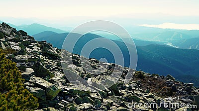 La caméra adopte la position panoramique de la crête de la gamme de montagne carpathienne Une vue des pentes boisées et de falais banque de vidéos La caméra adopte la position panoramique de la crête de la gamme de montagne carpathienne Une vue des pentes boisées et de falais banque de vidéos
