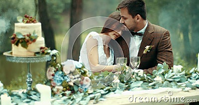 La cena romantica nelle coppie amorose sensibili attraenti della foresta nebbiosa in panno d'annata sta abbracciando tenero alla stock footage La cena romantica nelle coppie amorose sensibili attraenti della foresta nebbiosa in panno d'annata sta abbracciando tenero alla stock footage