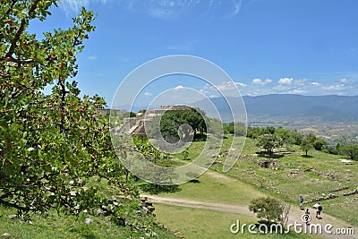 Los templos zapotecas y las montaÃ±as de fondo Editorial Stock Photo