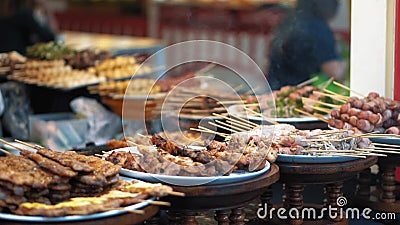 La comida confeccionada se vende en el mercado callejero, cámara lenta Los kebabs deliciosos de la carne fresca están en las plac almacen de video La comida confeccionada se vende en el mercado callejero, cámara lenta Los kebabs deliciosos de la carne fresca están en las plac almacen de video