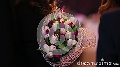 La décoration fantastique de mariage s'est préparée à un ménage marié et à leurs invités dans un restaurant fansy banque de vidéos La décoration fantastique de mariage s'est préparée à un ménage marié et à leurs invités dans un restaurant fansy banque de vidéos