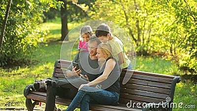 La famille se livrent faire le selfie en parc visages virtuels pour le selfie Live Filters clips vidéos La famille se livrent faire le selfie en parc visages virtuels pour le selfie Live Filters clips vidéos