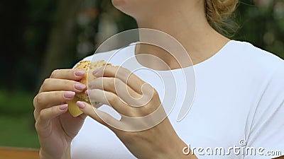 La femme mangeant l'hamburger, sent la douleur soudaine dans l'abdomen supérieur, gastrite, nourriture industrielle clips vidéos La femme mangeant l'hamburger, sent la douleur soudaine dans l'abdomen supérieur, gastrite, nourriture industrielle clips vidéos