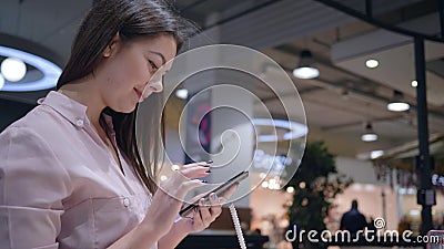 La ferramenta, cliente della giovane donna telefono cellulare moderno di prove e seleziona archivi video La ferramenta, cliente della giovane donna telefono cellulare moderno di prove e seleziona archivi video