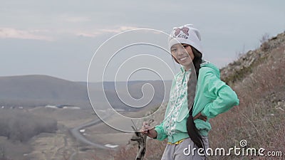 La fille regarde l'appareil-photo et le sourire banque de vidéos La fille regarde l'appareil-photo et le sourire banque de vidéos