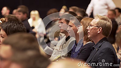 La Grande-Bretagne - Londres, le 10 décembre 2018 : Fermez-vous pour l'assistance intéressée lors d'un séminaire d'affaires écout banque de vidéos La Grande-Bretagne - Londres, le 10 décembre 2018 : Fermez-vous pour l'assistance intéressée lors d'un séminaire d'affaires écout banque de vidéos