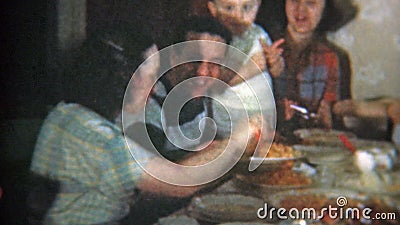 1951: La grande famiglia alla tavola di cena ammucchiata mangia l'alimento italiano NEWARK, NEW JERSEY archivi video 1951: La grande famiglia alla tavola di cena ammucchiata mangia l'alimento italiano NEWARK, NEW JERSEY archivi video