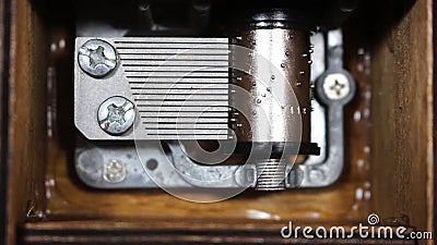 La macro del meccanismo complesso e degli ingranaggi di Music Box che girano come gioca e gira video d archivio La macro del meccanismo complesso e degli ingranaggi di Music Box che girano come gioca e gira video d archivio