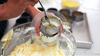La mezcla del queso cremoso que es completa una lata baja agria de la galleta Fabricación del pastel de queso almacen de video La mezcla del queso cremoso que es completa una lata baja agria de la galleta Fabricación del pastel de queso almacen de video