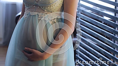 Mujer Atractiva Joven En Un Vestido Sexy Transparente Metrajes - Vídeo de piernas, apuntar: 48794028 Mujer Atractiva Joven En Un Vestido Sexy Transparente Metrajes - Vídeo de piernas, apuntar: 48794028