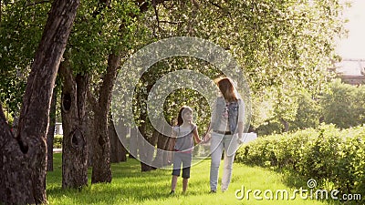 La mère marche avec sa fille le long de l'avenue des pommiers La petite fille tient sa mère par la main Enfant clips vidéos La mère marche avec sa fille le long de l'avenue des pommiers La petite fille tient sa mère par la main Enfant clips vidéos