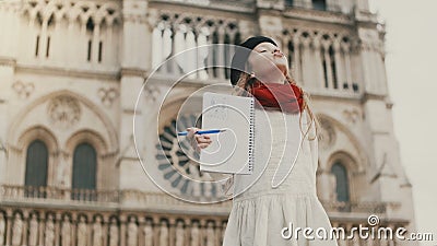 La pequeña muchacha hermosa muestra su imagen en la cámara y la sonrisa Niño feliz cerca de Notre Dame en París, Francia almacen de video La pequeña muchacha hermosa muestra su imagen en la cámara y la sonrisa Niño feliz cerca de Notre Dame en París, Francia almacen de video
