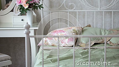 La petite fille saute sur le lit Vidéo de Hd clips vidéos La petite fille saute sur le lit Vidéo de Hd clips vidéos