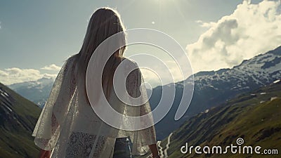 La ragazza atletica sta stando sulla cima delle montagne delle alpi Solleva le sue mani al Sun archivi video La ragazza atletica sta stando sulla cima delle montagne delle alpi Solleva le sue mani al Sun archivi video