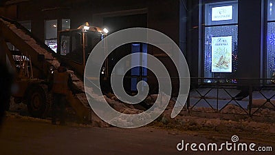 01 17 2017 la Russie, Novosibirsk, Krasny Prospekt la souffleuse de neige dans les rues dégage la neige de la route banque de vidéos 01 17 2017 la Russie, Novosibirsk, Krasny Prospekt la souffleuse de neige dans les rues dégage la neige de la route banque de vidéos