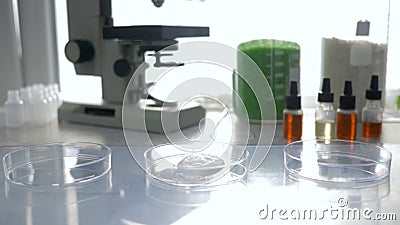 La réaction chimique, scientifiques entreprend une expérience avec des réactifs dans le tube à essai et la boîte de Pétri dans le clips vidéos La réaction chimique, scientifiques entreprend une expérience avec des réactifs dans le tube à essai et la boîte de Pétri dans le clips vidéos