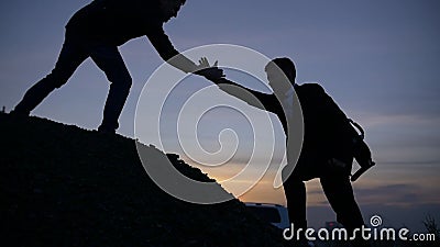 La silhouette d'homme d'affaires gived la main pour que l'équipe de traction fasse une pointe le travail de montagne ensemble banque de vidéos La silhouette d'homme d'affaires gived la main pour que l'équipe de traction fasse une pointe le travail de montagne ensemble banque de vidéos