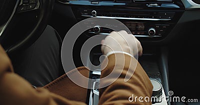 La sma de conducteurs inclut la commande de mode sur la transmission automatique de levier de vitesse des parties intérieures de v banque de vidéos La sma de conducteurs inclut la commande de mode sur la transmission automatique de levier de vitesse des parties intérieures de v banque de vidéos