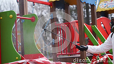 La squadra di hazmat disinfetta le superfici del parco giochi sulla quarantena del coronavirus covid19 con spray antirumore stock footage La squadra di hazmat disinfetta le superfici del parco giochi sulla quarantena del coronavirus covid19 con spray antirumore stock footage
