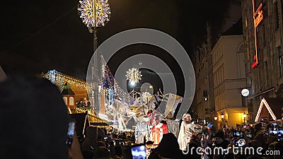 La tradizionale parata di Babbo Natale e di Elfo all'apertura delle vacanze natalizie Fiera di Natale di notte stock footage La tradizionale parata di Babbo Natale e di Elfo all'apertura delle vacanze natalizie Fiera di Natale di notte stock footage