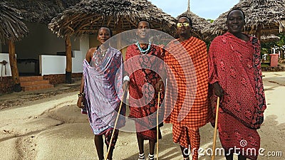 La tribù masai balla il ballo nazionale al tramonto ed ha dato l'addio al sole 4K La tribù masai balla il ballo nazionale al tramonto ed ha dato l'addio al sole 4K