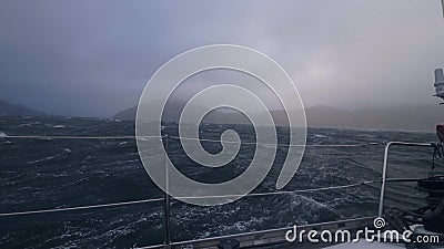 La vista dalla navigazione dell'yacht del bordo sul mare tempestoso ondeggia Barca a vela che oscilla sulle onde stock footage La vista dalla navigazione dell'yacht del bordo sul mare tempestoso ondeggia Barca a vela che oscilla sulle onde stock footage