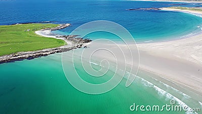 La vue aérienne de la plage attribuée de Narin par Portnoo dans le comté le Donegal, Irlande, est l'une des plages les plus fines banque de vidéos La vue aérienne de la plage attribuée de Narin par Portnoo dans le comté le Donegal, Irlande, est l'une des plages les plus fines banque de vidéos