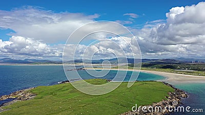 La vue aérienne de la plage attribuée de Narin par Portnoo dans le comté le Donegal, Irlande, est l'une des plages les plus fines banque de vidéos La vue aérienne de la plage attribuée de Narin par Portnoo dans le comté le Donegal, Irlande, est l'une des plages les plus fines banque de vidéos