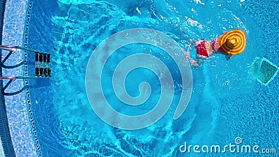 La vue à partir du dessus en tant que femme dans un maillot de bain rouge et un grand chapeau jaune entre et nage dans la piscine banque de vidéos La vue à partir du dessus en tant que femme dans un maillot de bain rouge et un grand chapeau jaune entre et nage dans la piscine banque de vidéos