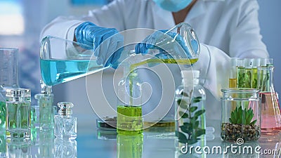 Laboratoriumonderzoeker die uittrekselvloeistof in fles, aromatherapy, organische nevel mengen stock video Laboratoriumonderzoeker die uittrekselvloeistof in fles, aromatherapy, organische nevel mengen stock video