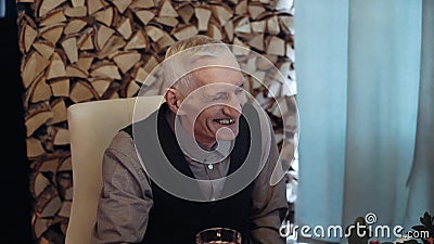 Lachender glücklicher alter Mann stock video Lachender glücklicher alter Mann stock video